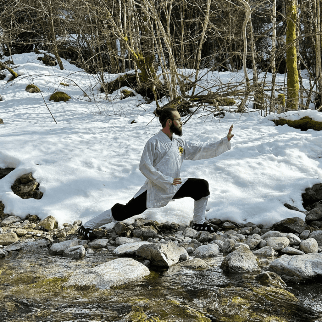 3 Mestre de Kung Fu i Taichi practicant a la neu de la muntanya