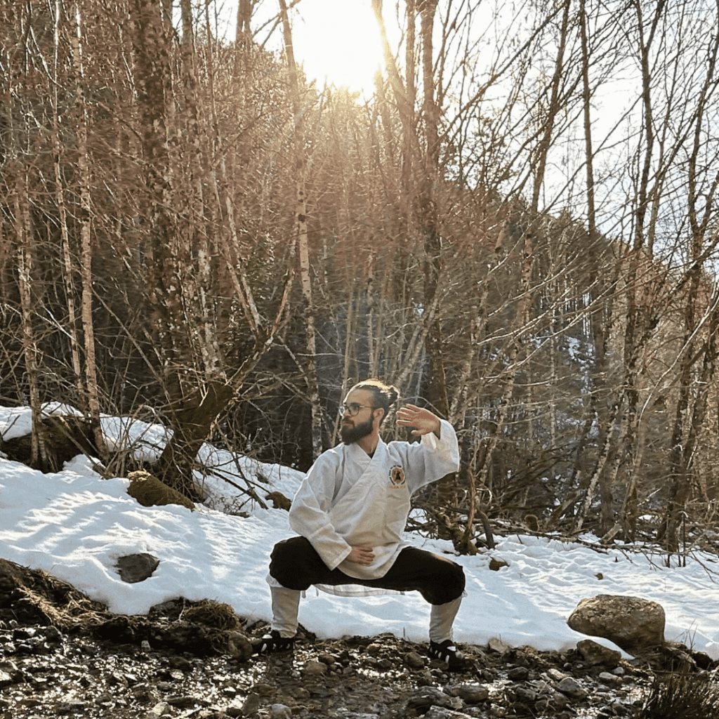 4 Mestre de Kung Fu i Taichi practicant a la neu de la muntanya