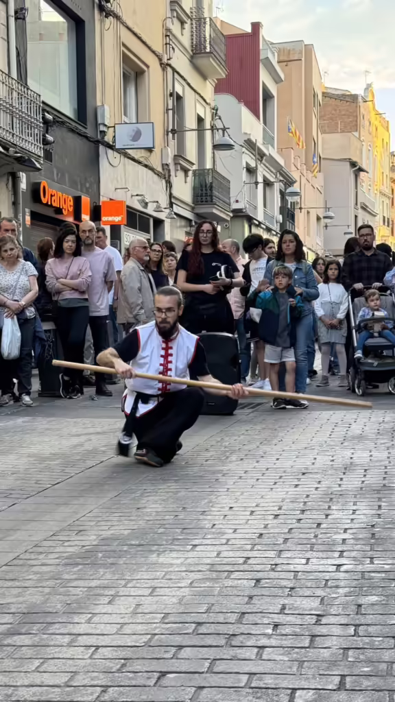 IMG_2766 Mestre de Kung Fu i Taichi fent una exhibició durant Shopping Night 2025 amb bastó