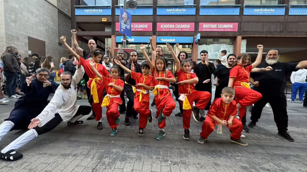 IMG_2830 Els practicants de Kung Fu i Taichi de l'OMTAO Badalona a la exibició de la Shopping Night 2025 posant