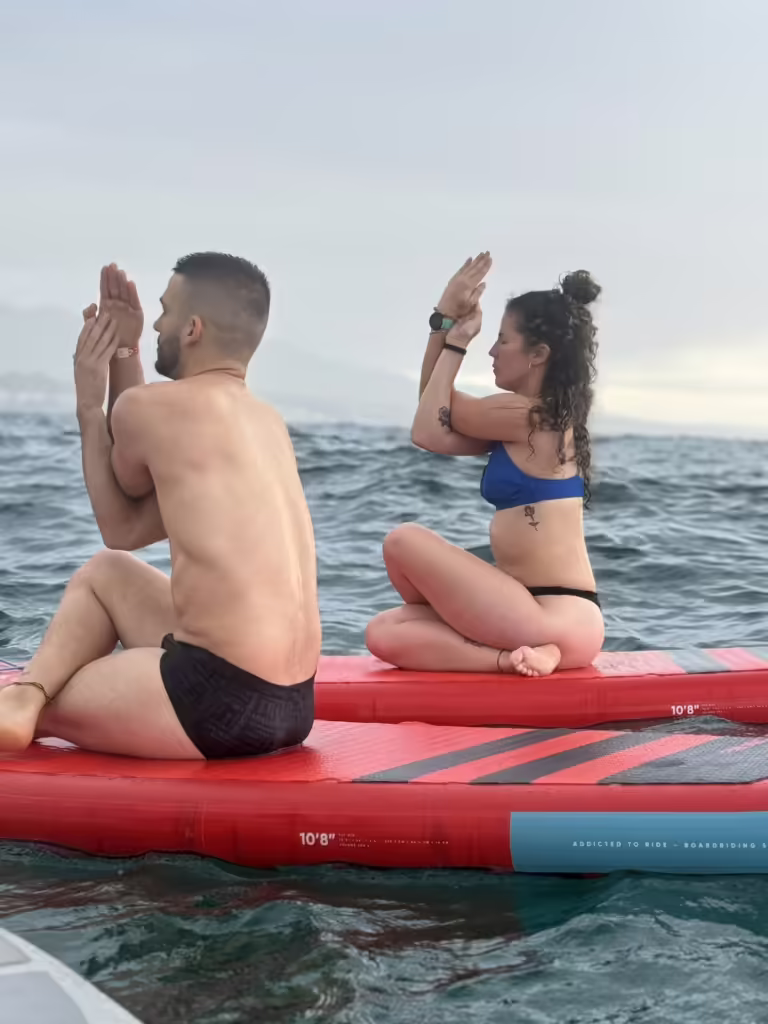 Práctica de Sup Yoga a la platja de Badalona