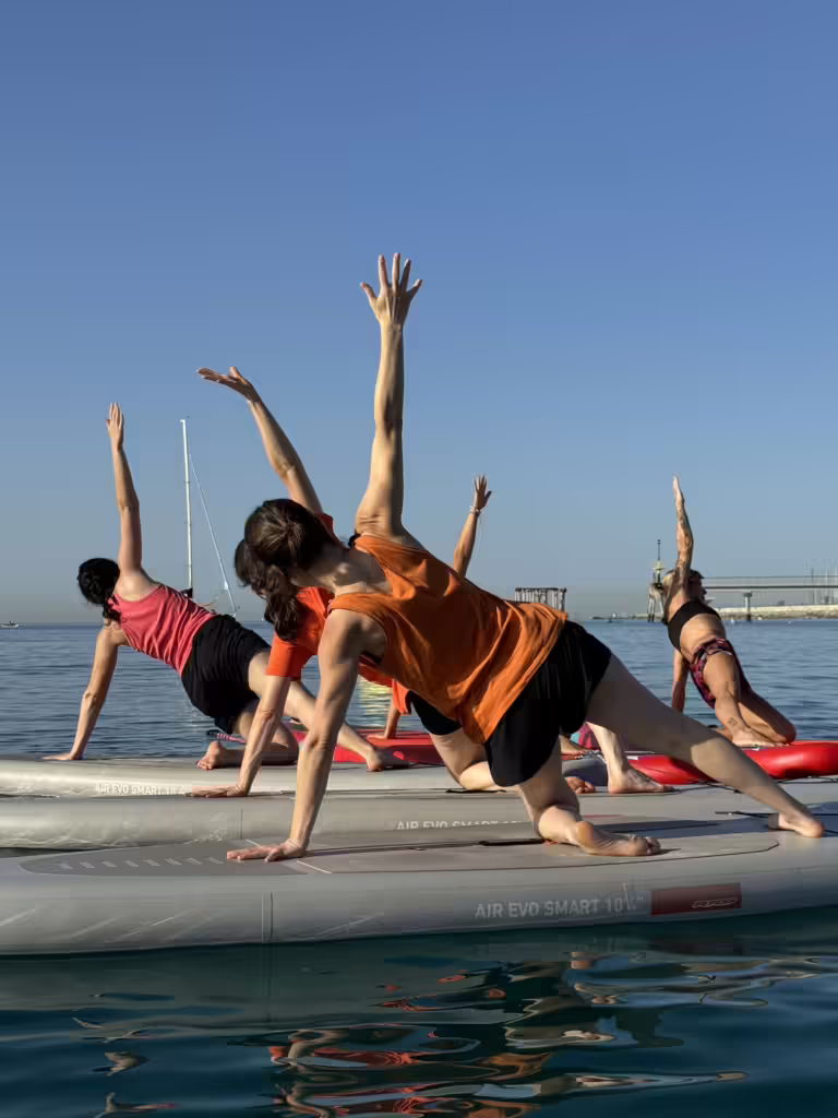 Práctica de Sup Yoga a la platja de Badalona
