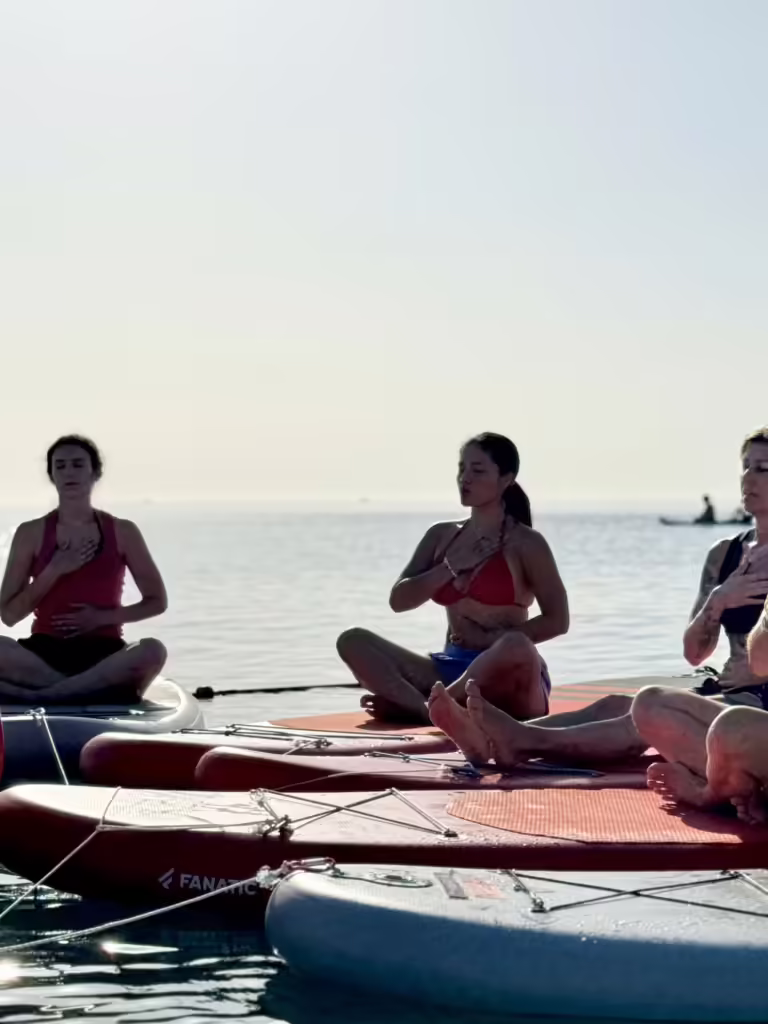 Respiració de Sup Yoga a la platja de Badalona